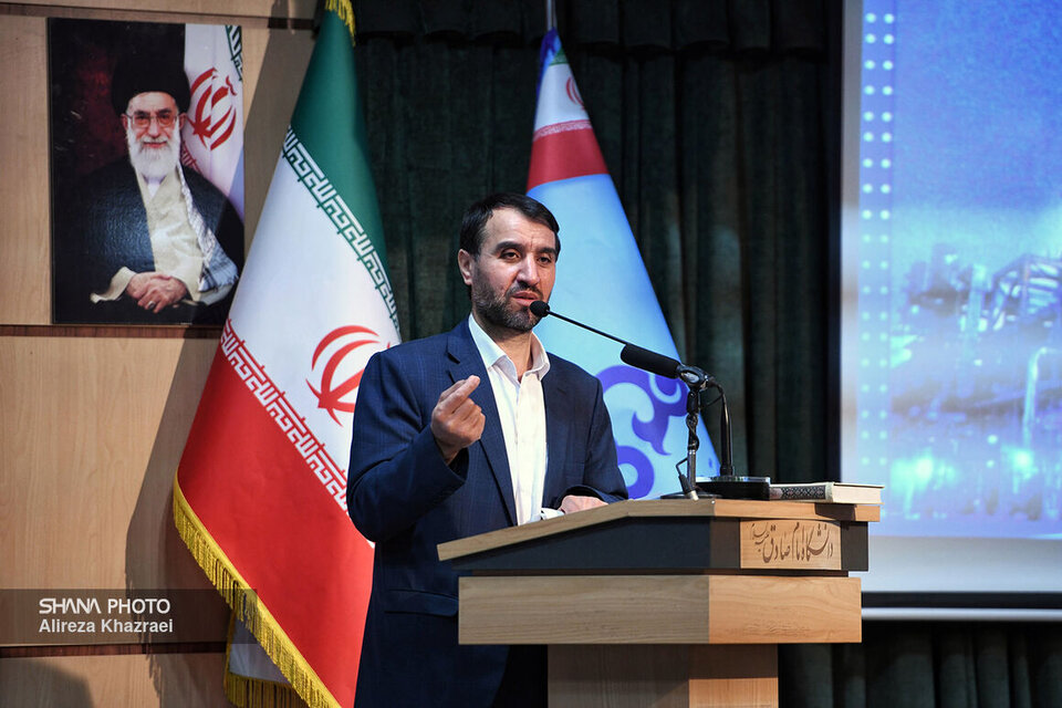 به گزارش خبر انرژی به نقل از خبرنگار شانا، مرتضی شاهمیرزایی امروز (پنجشنبه، ۱۷ اسفندماه) در نخستین همایش ملی توسعه آینده‌نگری در صنعت پتروشیمی در محل دانشگاه امام صادق (ع) با بیان اینکه نگاه به آینده بدون تکیه و عبرت از گذشته و بررسی وضع موجود ممکن نیست، اظهار کرد: شهیدان هویت ایرانی خود را حفظ کردند و به غرب تکیه نکردند؛ متکی بودن به غرب هویت صنعتی و فرهنگی کشور را نابود می‌کند.