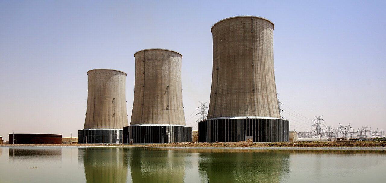 به گزارش خبرانرژی به نقل از وزارت نیرو، اسماعیل نمازی با اشاره به آمادگی نیروگاه‌های کشور برای تأمین برق پیک تابستان امسال، افزود: از این میزان تولید ۶۱ درصد آن مربوط به واحدهای سیکل ترکیبی است که میزان تولید انرژی آن‌ها با افزایش ۶ درصدی نسبت به مدت مشابه سال گذشته به حدود ۱۵ میلیون مگاوات ساعت رسیده است.