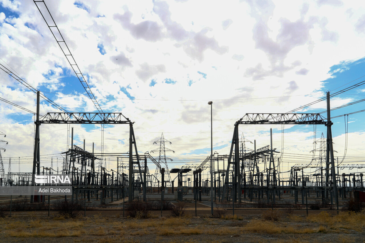 به گزارش خبرانرژی به نقل از وزارت نیرو، «محمد الله‌داد» درباره وضعیت مراودات الکتریکی کشور با همسایگان افزود: ایران با حدود ۹۳ هزار مگاوات ظرفیت منصوبه، یکی از کشورهای بزرگ تولیدکننده برق در منطقه است و در حال حاضر با همه کشورهایی که مرز خاکی دارند، تبادل انرژی انجام می‌دهد.