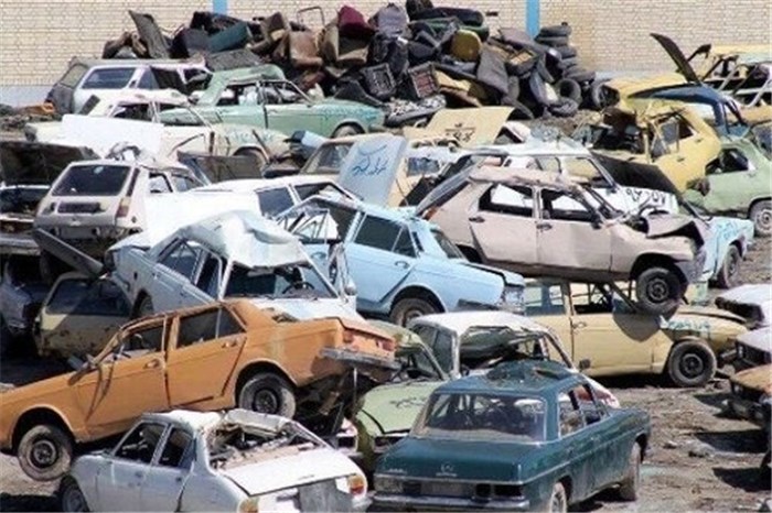 به گزارش خبرانرژی به نقل از ایرنا ، سردار سید تیمور حسینی درباره بازگشت سن فرسودگی و موضوع اسقاط خودروهای فروسوده در راستای رعایت قانون هوای پاک توضیح داد: در اواسط دهه 90 با شکایت شخصی و رأی دیوان عدالت اداری سن فرسودگی و قانون اسقاط برداشته شد.