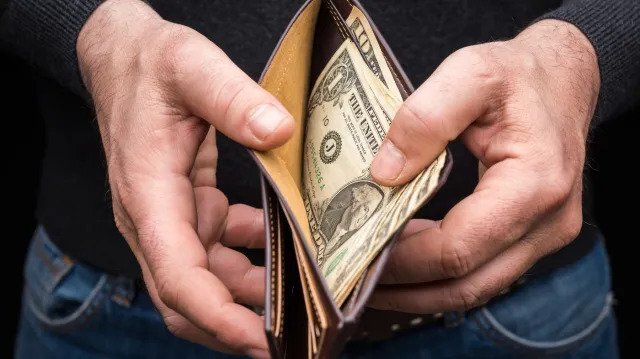 به گزارش خبرانرژی، محسن احتشام، عضو کمیسیون کشاورزی و صنایع وابسته اتاق بازرگانی ایران در گفتگو با ایسنا با توجه به فروکش کردن التهاب بازار ارز و کاهش قیمت دلار اظهار داشت: با توجه به شرایط کنونی و آرامش نسبی منطقه، قیمت دلار همچنان پتانسیل ریزش بیشتری دارد و در روزهای آینده شاهد کاهش بیشتر قیمت ارز خواهیم بود.