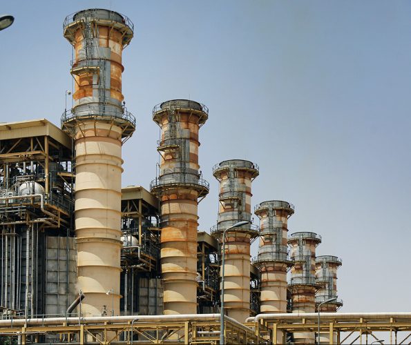 به گزارش خبرانرژی ، «مصطفی رجبی مشهدی» در گفت‌وگو با خبرنگار اقتصادی ایرنا افزود: بر اساس ماده ۴ قانون مانع‌زدایی صنعت برق، صنایع انرژی‌بر با هماهنگی وزارت صنعت، معدن و تجارت و وزارت نیرو مکلفند ۹ هزار مگاوات نیروگاه حرارتی و یک‌هزار مگاوات نیروگاه تجدیدپذیر و پاک تا پایان سال ۱۴۰۴ از محل منابع داخلی صنایع مذکور احداث کنند.