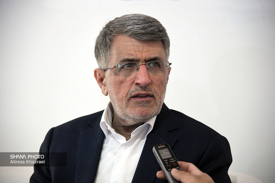 به گزارش خبرانرژی، سیدجعفر حجازی در گفت‌وگو با خبرنگار شانا، با اشاره به اینکه ایران از نظر توانمندی‌های فنی، دانشی و نیروی کار چیزی کمتر از دیگر کشورهای پیشرفته ندارد، بیان کرد: موانعی در استفاده حداکثری از این توانمندی‌ها وجود دارد که برای رفع آن‌ها از طریق انجمن شرکت‌های اکتشاف و تولید و با همکاری وزارت نفت و شرکت ملی نفت بعضی از اقدام‌های مثبت انجام شده است و ادامه خواهد داشت.