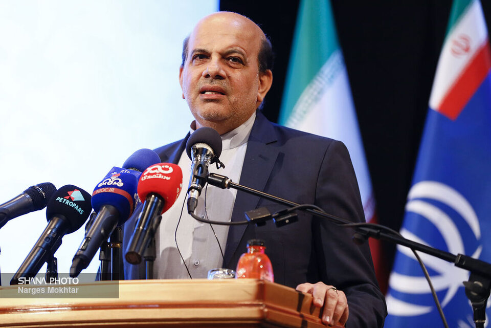 به گزارش خبرانرژی، به نقل از شانا محسن خجسته‌مهر امروز (پنجشنبه، ۲۰ اردیبهشت) در حاشیه دومین روز از بیست‌وهشتمین نمایشگاه بین‌المللی نفت، گاز، پالایش و پتروشیمی در نشستی خبری با بیان اینکه این نمایشگاه بسیار متفاوت‌تر از نمایشگاه پارسال است، بیان کرد: حضور ۱۵۰۰ شرکت داخلی و ۲۵۰ شرکت داخلی و نمایش دستاوردهای دولت سیزدهم در این نمایشگاه، آن را متمایز کرده است.ر