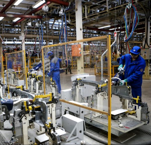 به گزارش خبرانرژی به نقل از وزارت اقتصاد، مرتضی افقه، در خصوص کاهش ۵ درصدی مالیات تولید که در قانون بودجه ۱۴۰۳ مصوب شده است، اظهار کرد: اکنون مهم ترین مشکل در کشور که به مشکلات دیگر نیز دامن زده است، موضوع تولید است و انواع و اقسام مسائل و موانع بر سر راه تولید وجود دارد که مشکل ساز شده است.