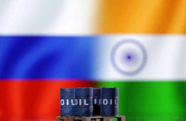 به گزارش خبرانرژی به نقل از ایسنا، منابع آگاه به بلومبرگ گفتند:‌ دولت می‌خواهد نرخ تخفیف حداقل یک سوم از نفتی که پالایشگاه‌های هند تحت قرارداد از روسیه خریداری می‌کنند، ثابت باشد تا اقتصاد این کشور را در برابر نوسان قیمت نفت محافظت کند. درخواست برای مذاکره مشترک، غیررسمی بوده است.