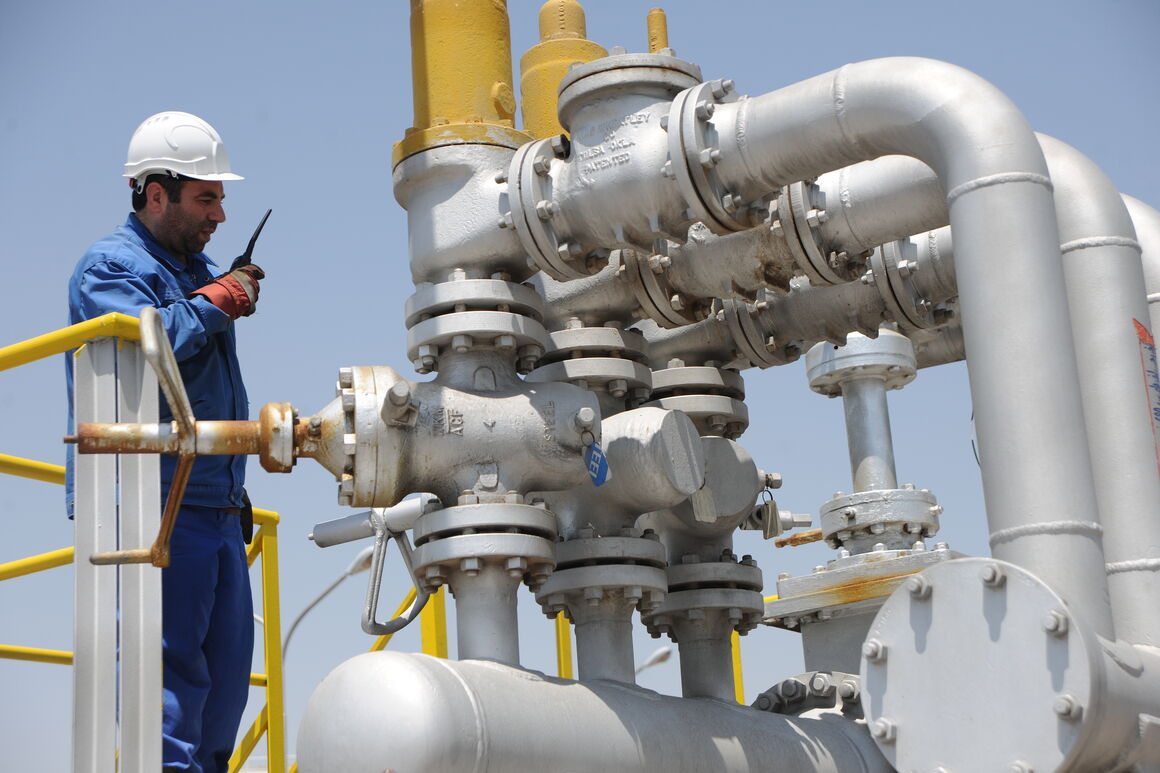 یه گزارش خبرانرژی، عباس زرعانژاد در گفت‌وگو با خبرنگار شانا با اشاره به اینکه خانه گاز ایران سه سال پیش با رویکرد و چارچوب آینده‌پژوهی و بررسی چالش‌های این حوزه ایجاد شد، بیان کرد: امسال در نمایشگاه نفت موفق شدیم تفاهم‌نامه ایجاد خانه پتروشیمی و پالایش و پخش را هم امضا کنیم.