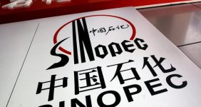 به گزارش خبرانرژی به نقل از ایسنا، در نسخه ۲۰۲۴ گزارش «چشم انداز انرژی ۲۰۶۰ چین» که بزرگترین پالایشگاه جهان در روز چهارشنبه منتشر کرد، شرکت نفت و شیمیایی چین (سینوپک) انتظار دارد تقاضای چین برای نفت، قبل از سال ۲۰۲۷ به اوج خود برسد.