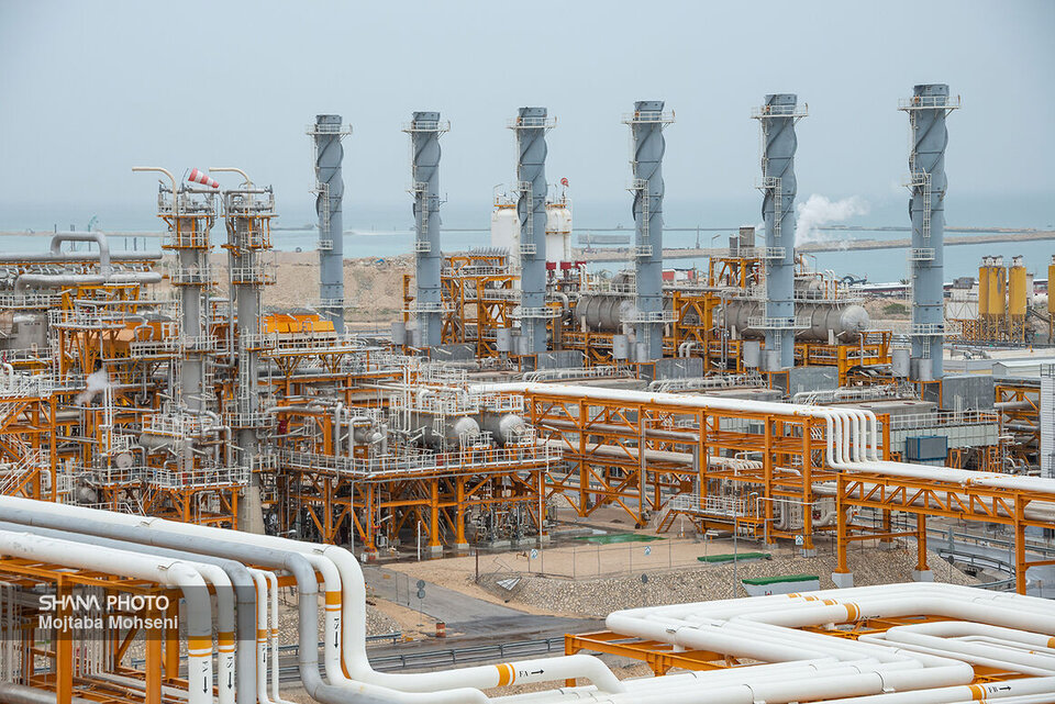 به گزارش خبرانرژی به نقل از شانا، محمد نعمتی، مدیر پالایشگاه دهم مجتمع گاز پارس جنوبی، گفت: با توجه به نشتی گاز مشاهده‌شده در قسمت DE کمپرسور ردیف هفتم واحد صادرات گاز تولید سازندگان خارجی، پس از بررسی موضوع و تشکیل کارگروهی از متخصصان تعمیرات و بهره‌برداری، ضمن ارزیابی خطرهای محتمل و با تأمین قطعات و ابزارآلات ویژه، تعمیرات این تجهیز با استفاده از توانایی متخصصان تعمیرات پالایشگاه دهم در دستور کار قرار گرفت.