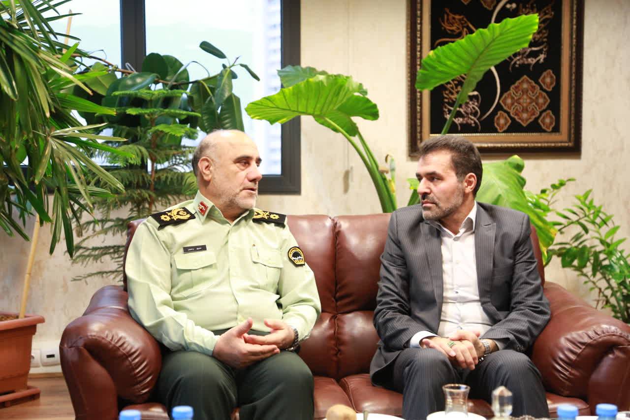 به گزارش خبرانرژی به نقل از روابط عمومی و امور بین الملل صندوق ذخیره فرهنگیان، سردار رحیمی رییس پلیس امنیت اقتصادی فراجا به همراه معاونان خود امروز با حضور در محل صندوق ذخیره فرهنگیان با دکتر احمدی مدیرعامل صندوق دیدار و تاکید کرد صندوق ذخیره به عنوان یک بنگاه اقتصادی متعلق به فرهنگیان کشور نیازمند حمایت همه جانبه می‌باشد تا بتواند درفضایی آرام، امن و شفاف با قوت و قدرت برنامه‌های خود را جهت بهبود و توسعه و جهش این مجموعه پیش ببرد.