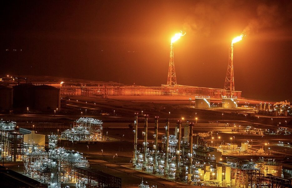 به گزارش خبرانرژی به نقل از شانا، احمد باهوش دراین‌باره توضیح داد: پروژه کاهش انتشار گاز مشعل در ۱۲ پالایشگاه پارس جنوبی در پایان سال ۱۴۰۲ پیشرفت خوبی داشته است و انتظار داریم با تکمیل این پروژه تا پایان مرداد ۱۴۰۳، حجم انتشار گاز مشعل از روزانه ۸ میلیون و ۷۰۰ هزار مترمکعب به ۵ میلیون و ۳۰۰ هزار مترمکعب برسد. این مقدار هم‌اکنون به روزانه ۷ میلیون و ۴۰۰ هزار مترمکعب رسیده است.