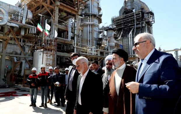 به گزارش خبرانرژی به نقل از ایسنا، هرچند که تحریم‌ها با هدف کاهش درآمدهای نفتی و فشار مضاعف بر اقتصاد کشورها برای نرمش سیاسی انجام می‌شود؛ اما در عمل، تحریم‌های نفتی علیه صنایع نفت و گاز ایران نه‌تنها بازارهای صادراتی را محدود نکرد، بلکه در دولت سیزدهم با تعریف راهکارهای جدید برای افزایش صادرات نفت مانند استفاده از ظرفیت پالایشگاه‌های فراسرزمینی، فرصت تازه‌ای را در برابر اقتصاد ایران قرار داد.