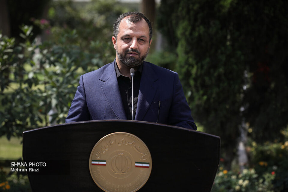 به گزارش خبرانرژی به نقل از شانا، سیداحسان خاندوزی امروز (سه‌شنبه، هشتم خرداد) در نشست خبری با اشاره به گزارش بانک جهانی درباره رشد اقتصادی کشور، توضیح داد: گزارش‌های اخیر نهادهای بین‌المللی و بانک جهانی تأکید کرده که رشد اقتصادی ایران به مرحله پایداری رسیده است. از سویی رشد اقتصادی دهه ۹۰ از سال ۱۴۰۰ به بعد، وارد مسیر تازه‌ای شده و از نرخ‌های رشد پایین و منفی عبور کرده‌ایم.
