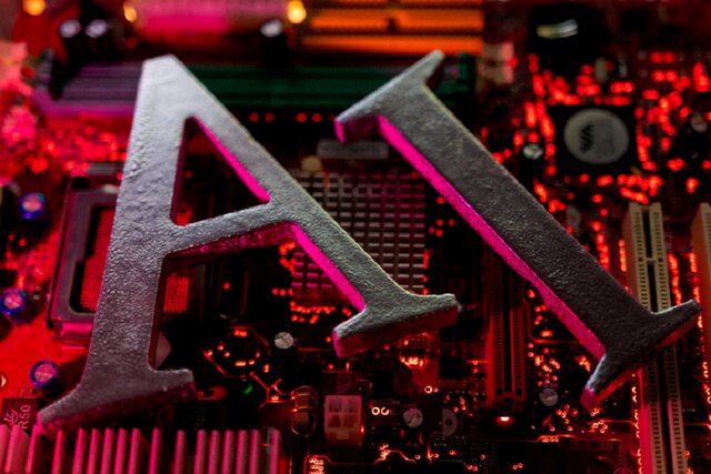 به گزارش خبرانرژی به نقل از ایسنا، دکتر مجید عمیدپور در نخستین رویداد به کارگیری هوش مصنوعی در بخش تولید برق؛ تحولات و نوآوری‌ها که صبح امروز در محل پژوهشگاه نیرو برگزار شد، ضمن تسلیت شهادت رئیس جمهور و همراهانش، شهادت وی را در راستای اجرای یکی از پروژه‌های حوزه انرژی دانست و ابراز امیدواری کرد که مجموعه‌های دولتی بتوانند خدمتگذار مردم باشند.