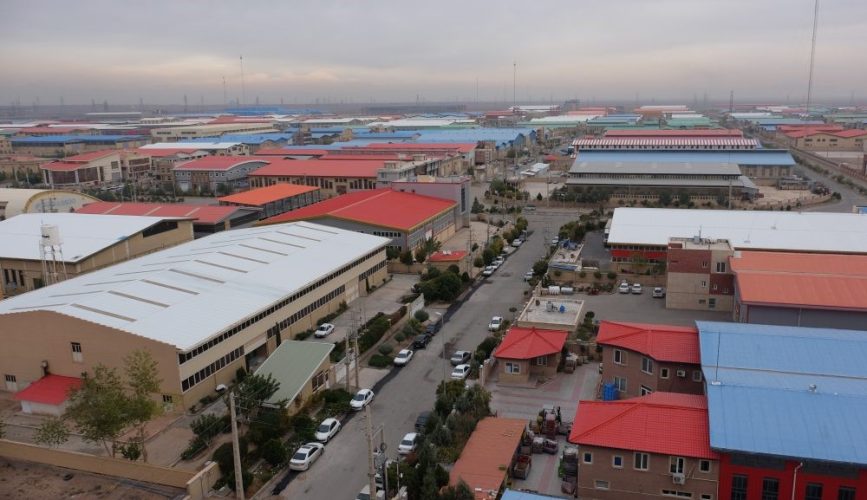 به گزارش خبرانرژی، بررسی جدیدترین گزارش مرکز پژوهش‌های مجلس از پایش بخش حقیقی اقتصاد ایران در فروردین ۱۴۰۳ بخش صنعت و معدن نشان می‌دهد که در این ماه نسبت فروردین‌ماه ۱۴۰۲، شاخص تولید شرکت‌های صنعتی بورسی (بررسی وضعیت ۳۲۲ شرکت صنعتی بورسی) کاهش ۱.۳ درصدی و شاخص فروش افزایش ۱.۵ درصدی را تجربه کرده است.