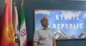 به گزارش خبرانرژی به نقل از بندر و دریا: تورداقون صدیق‌اُف سفیر قرقیزستان در ایران در حاشیه نخستین رویداد بین‌المللی همتایابی در اقتصاد دریامحور ایران (ISBE ۲۰۲۴) در گفت‌گو با خبرنگار بندر و دریا، در رابطه با اهداف این کشور در حوزه بهره‌برداری از اقتصاد دریامحور اظهار کرد: همکاری قرقیزستان و ایران در حوزه بهره‌برداری از ظرفیت‌های دریایی و بندری ایران درحال توسعه است و در حال حاضر، برای بهره‌برداری از بندرعباس درحال مذاکره هستیم.