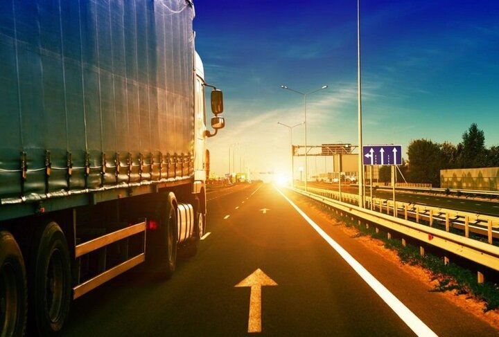 به گزارش خبرانرژی به نقل از مهر، خبرگزاری مهر، گمرک ایران اعلام کرد تجارت خارجی کشور (مجموع صادرات و واردات) با احتساب نفت خام، میعانات گازی، خدمات فنی مهندسی و برق در فروردین امسال با ۴۷.۶۳ درصد افزایش به رقم ۱۰ میلیارد و ۴۲۰ میلیون دلار رسید.