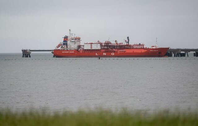 به گزارش خبرانرژی به نقل از ایسنا، تصمیم رئیس جمهور آمریکا برای توقف صدور مجوز پروژه‌های جدید گاز طبیعی مایع (ال‌ان‌جی)، اروپا را که به شدت به صادرات آمریکایی وابسته شده است، برآشفته کرد اما یک مقام انرژی آمریکایی به پولیتیکو گفت: تصمیم جو بایدن برای توقف تائید پروژه‌های جدید ال‌ان‌جی، بر تحویل گاز به اروپا، تاثیر نخواهد گذاشت.