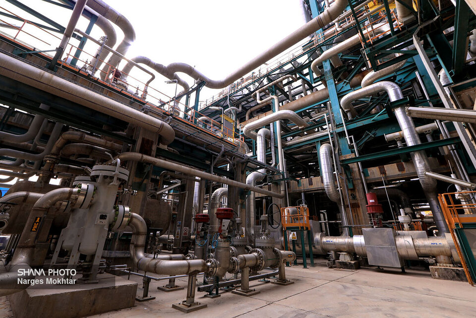 به گزارش خبرانرژی به‌نقل از هلدینگ پتروفرهنگ، جواد زارع‌پور، مدیرعامل هلدینگ پتروفرهنگ، با اعلام این خبر گفت: خوشبختانه پس از ماه‌ها برنامه‌ریزی، پیگیری و جدیت مجموعه در سطوح مختلف، موافقت اصولی طرح اسید استیک، وینیل استات مونومر و اتانول سنتزی شرکت شیمیایی لاوان از وزارت نفت صادر شد تا یکی از اهداف متعالی هلدینگ در ورود به صنایع پایین‌دست پتروشیمی، عملیاتی شود.