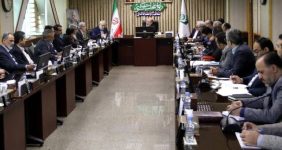 به گزارش خبرانرژی به نقل از ایسنا، در این نشست که مدیرعامل، اعضای هیات مدیره و تعدادی از مدیران شرکت نفت و گاز پارس حضور داشتند، سید احمد رضا دستغیب با بیان اینکه هدف از برپایی اینگونه جلسات، نه صرفاً رسیدگی بلکه تعامل با شرکت ها و دستگاه هاست، گفت: مهمترین دغدغه و سوال درباره شرکت نفت و گاز پارس این است که با توجه به عدم استقلال در فعالیت ها، ماهیت شرکتی آن دارای ابهام است.