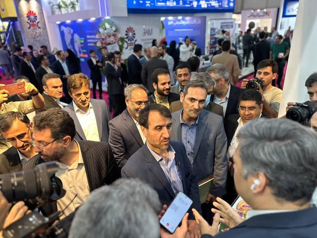 به گزارش خبرانرژی به نقل از روابط عمومی و امور بین الملل شرکت پتروشیمی شازند، دکتر مرتضی شاهمیرزایی معاون وزیر نفت و مدیرعامل شرکت ملی صنایع پتروشیمی در حاشیه بیست و هشتمین نمایشگاه بین المللی نفت، گاز، پالایش و پتروشیمی از غرفه پتروشیمی شازند بازدید کرد.