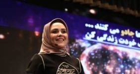 به گزارش خبرارژی، بنیانگذار موسسه حال خوب زندگی آگاهانه هدف از این سمینار گفت: هدف از برگزاری چنین همایشی کسب مهارت های ارتباطی برای داشتن ارتباطات گسترده و بدست آوردن توانایی خوب صحبت کردن ، داشتن فن بیانی رسا و مناسب می باشد.