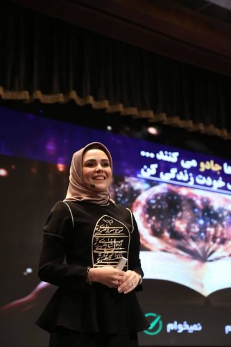 به گزارش خبرارژی، بنیانگذار موسسه حال خوب زندگی آگاهانه هدف از این سمینار گفت: هدف از برگزاری چنین همایشی کسب مهارت های ارتباطی برای داشتن ارتباطات گسترده و بدست آوردن توانایی خوب صحبت کردن ، داشتن فن بیانی رسا و مناسب می باشد.