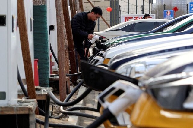 به گزارش خبرانرژی به نقل از ایسنا، آژانس بین‌المللی انرژی اعلام کرد که فروش خودروهای برقی امسال به ۱۷ میلیون خواهد رسید، در مقایسه با ۱۴ میلیون در سال ۲۰۲۳، که بیش از یک خودرو از هر پنج خودروی فروخته شده در سراسر جهان الکتریکی خواهد بود و پیش‌بینی می‌کند ۱۰ میلیون از این فروش در چین باشد.