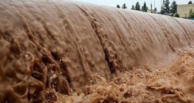 به گزارش خبرانرژی، جعفر مرادی حقیقی در گفت‌وگو با خبرنگار مهر، با بیان اینکه وسعت حوزه‌های آبخیز در استان سمنان ۵.۵ میلیون هکتار برآورد می‌شود، تاکید کرد: عملیات آبخیزداری با توجه به وسعت استان سمنان کار دشواری است اما امروز خوشبختانه شاهد هستیم که در یک میلیون هکتار از وسعت حوزه آبخیز استان یا طرح آبخیزداری اجرا و یا در مرحله مطالعات قرار دارد و به زودی اجرایی می‌شود.