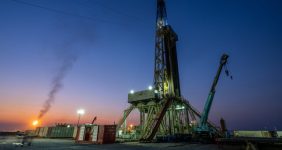 به‌ گزارش خبرانرژی به نقل از ایسنا، میدان نفتی سپهر و جفیر حدود ۳۵۲ کیلومتر مربع مساحت دارد و با ۲۳ کیلومتر طول و ۲۷ کیلومتر عرض در شرق میدان نفتی آزادگان در غرب کارون واقع شده است. ابتدا میدان نفتی جفیر در شرق میدان آزادگان، شمال یادآوران و غرب آب تیمور کشف و در سالهای ۱۳۵۴ تا ۱۳۵۷ چهار حلقه چاه در این میدان حفاری و ۴ مخزن ایلام، سروک، گدوان و فهلیان در این میدان شناسایی شد. میدان نفتی سپهر هم در جنوب میدان جفیر در سال ۱۳۹۱ توسط شرکت مدیریت اکتشاف کشف شد.