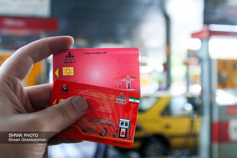 به گزارش خبرانرژی به‌نقل از شرکت ملی پخش فرآورده‌های نفتی هرمزگان، احمد سالاری‌فر در بازدید میدانی از وضع سوخت‌گیری تانکرهای جاده‌پیما در انبار نفت شهید رجایی گفت: با رصد مراجعه به جایگاه‌های عرضه سوخت و تشکیل صف در برخی از آن‌ها، مشخص شد به‌دلیل فرارسیدن روزهای پایانی ماه و اتمام سهمیه یارانه‌ای ماهانه، برخی شهروندان، متقاضی کارت سوخت آزاد در جایگاه‌های عرضه سوخت هستند.