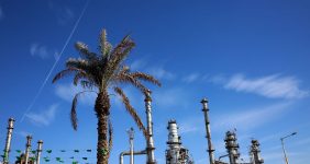 به گزارش خبرانرژی به‌نقل از شرکت نفت ستاره خلیج‌فارس، علیرضا جعفرپور در همایش «گرامیداشت هفته جهانی محیط‌زیست در هرمزگان» که با حضور مدیرکل سازمان محیط زیست هرمزگان، محیط‌بانان و خبرنگاران در سالن همایش‌های مهر این شرکت برگزار شد، بیان کرد: هدف از برگزاری این همایش فرهنگ‌سازی و آشنایی مردم با مفاهیم زیست‌محیطی بوده و افزایش ظرفیت ۱۰۰ هزار بشکه‌ای در تصفیه انواع فرآورده‌ نفتی از اقدام‌های شاخص پالایشگاه ستاره خلیج‌فارس همسو با حفاظت از محیط‌زیست است.