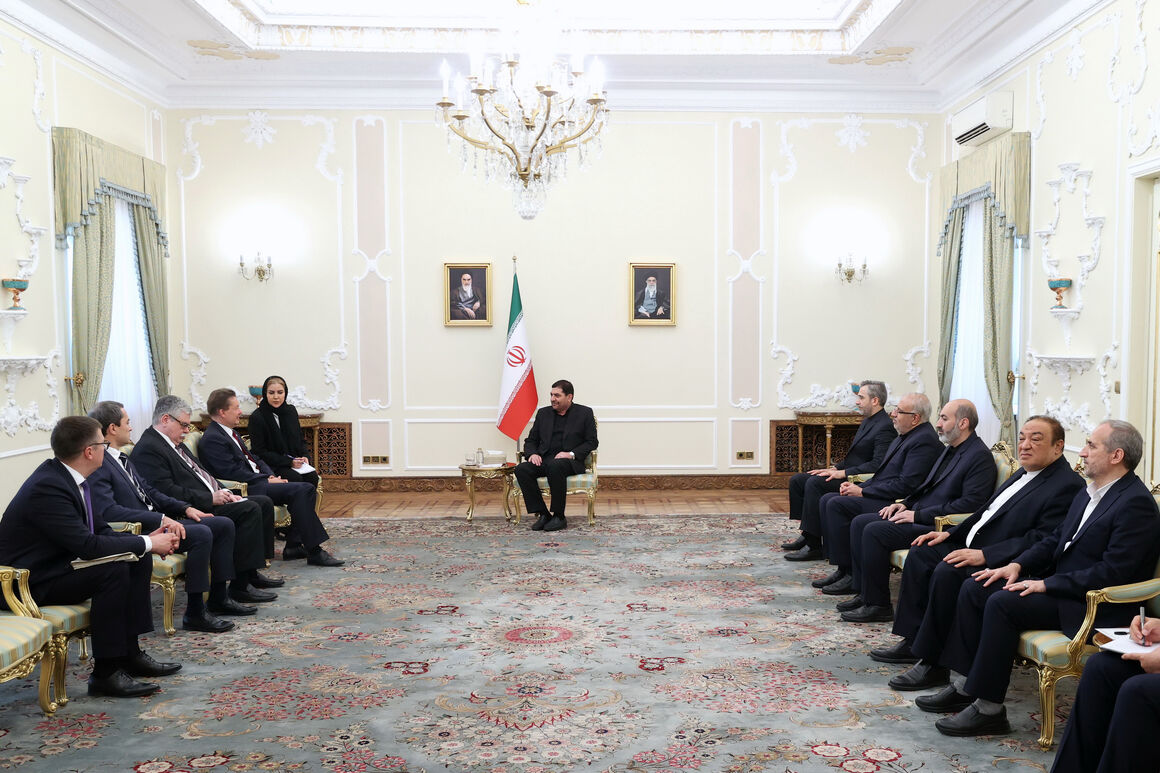 به گزارش خبرانرژی به‌نقل از پایگاه اطلاع‌رسانی ریاست جمهوری، محمد مخبر امروز (چهارشنبه، ششم تیر) در دیدار با الکسی میلر، مدیرعامل شرکت گازپروم و نماینده ویژه رئیس‌جمهوری فدراسیون روسیه، با بیان اینکه امضای تفاهم‌نامه صدور گاز روسیه به ایران برای ارتقا امنیت و اقتصاد منطقه بسیار مهم است، بر اجرا و تکمیل هرچه سریع‌تر کریدور شمال - جنوب و خط ریلی رشت - بندرعباس برای اتصال کشورهای منطقه به این کریدور تأکید کرد.