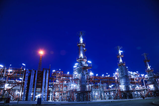 به گزارش خبرانرژی به نقل از ایسنا، مصطفی میلانی با اشاره به ظرفیت بالای کشور در تولید محصولاتی نظیر متانول، گفت: علیرغم اینکه ایران یکی از بزرگ‌ترین تولیدکنندگان متانول در دنیاست، اما متأسفانه سهم قابل توجهی از این ماده به صورت خام صادر می‌شود، در حالی که با تکمیل زنجیره ارزش و تولید محصولات نهایی، می‌توان ارزش افزوده بسیار بالاتری کسب کرد.