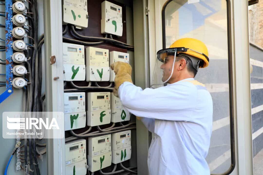 به گزارش خبرانرژی، کامران حدادی پنجشنبه در گفت وگو باخبرنگار ایرنا با بیان اینکه روز سه‌شنبه برق ۴۰۰ اداره و چهارشنبه ۱۶۵ اداره پرمصرف قطع شد اظهار کرد: شرکت توزیع نیروی برق خوزستان در روزهای گذشته، پیام‌هایی مبنی بر لزوم رعایت الگوی مصرف برق به ادارات ارسال کرده که با توجه به اصلاح نکردن روند مصرف و پس صدور اخطار، دستور قطع برق ادارات پرمصرف صادر شد.