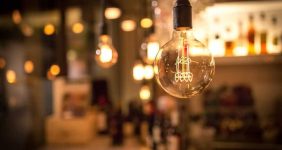 به گزارش خبرانرژی به نقل از خبرگزاری مهر، سید جواد حسینیکیا نماینده مردم سنقر در مجلس با اشاره به ضرورت برنامهریزی برای تأمین برق صنایع در فصل گرم سال، گفت: با وجود اینکه بارها بر ضرورت برنامهریزی برای تأمین برق در تابستان و گاز در زمستان برای واحدهای تولیدی تاکید میشود اما در سالهای گذشته به منظور تأمین برق بخش خانگی، برق صنایع در برخی روزهای سال قطع میشد و این وضعیت خسارتهای بسیاری به حوزه تولید وارد کرد.