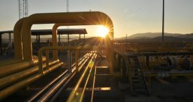 به گزارش خبرانرژی، حسن مرادی، کارشناس حوزه انرژی در گفت وگو با خبرنگار‬ مهر‬ درباره با اشاره به عملکرد دولت سیزدهم، در دیپلماسی انرژی، گفت: دولت سیزدهم با تنظیم پیمان‌های منطقه‎ای توانست دیپلماسی فعالی را ایجاد کند، نمونه آن برقراری ارتباط دیپلماسی انرژی با کشور ترکمنستان است که پیش از این هم برقرار بود، اما به دلایلی حذف شده بود. با برقراری دوباره سوآپ گازی با این کشور، ترکمنستان به جای فروش گاز به مشتریان اروپایی از طریق دریای شمال، گاز را به کشور ما می‌فروشد. به کمک این دیپلماسی می‌توانیم دوباره گاز وارد کنیم و در مکانی که باید مصرف کنیم.