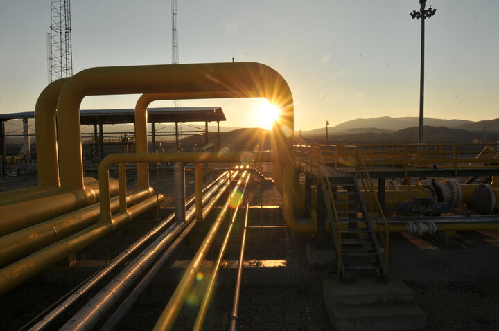 به گزارش خبرانرژی، حسن مرادی، کارشناس حوزه انرژی در گفت وگو با خبرنگار‬ مهر‬ درباره با اشاره به عملکرد دولت سیزدهم، در دیپلماسی انرژی، گفت: دولت سیزدهم با تنظیم پیمان‌های منطقه‎ای توانست دیپلماسی فعالی را ایجاد کند، نمونه آن برقراری ارتباط دیپلماسی انرژی با کشور ترکمنستان است که پیش از این هم برقرار بود، اما به دلایلی حذف شده بود. با برقراری دوباره سوآپ گازی با این کشور، ترکمنستان به جای فروش گاز به مشتریان اروپایی از طریق دریای شمال، گاز را به کشور ما می‌فروشد. به کمک این دیپلماسی می‌توانیم دوباره گاز وارد کنیم و در مکانی که باید مصرف کنیم.