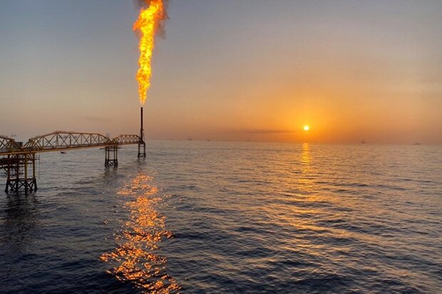 به گزارش خبرانرژی به نقل از خبرنگار مهر، جمع آوری گازهای مشعل مسأله‌ای که از لحاظ زیست محیطی از اهمیت بالایی برخوردار است این موضوع حتی در دولت قبل مطرح شد اما کار به جایی نرسید به طوری که سوزانده‌شدن بیش از ۱۸ میلیارد مترمکعب گاز همراه در سال ۱۴۰۱ در شرایطی رخ داده است که در سال ۱۳۹۹، وزیر نفت دولت دوازدهم در مصاحبه‌ای از جمع آوری فلر های گاز در سال ۱۴۰۱ سخن گفته بود، امری که هرگز محقق نشد.