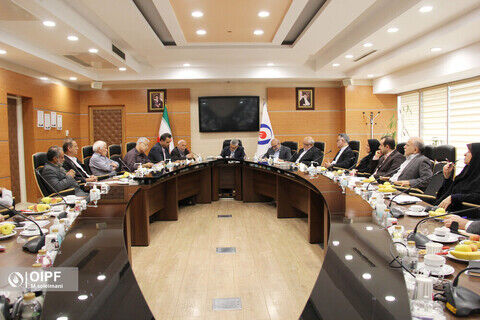 به گزارش خبرانرژی به نقل از صندوق بازنشستگی صنعت نفت، عبدالحسین بیات روز دوشنبه (۲۱ خردادماه) در نشست هیئت اجرایی مجمع عالی کانون‌های بازنشستگان، با حضور رئیس هیئت‌رئیسه و رئیس صندوق‌های بازنشستگی صنعت نفت، معاونان و مدیران صندوق‌ها و نمایندگان کانون‌ها با گرامیداشت یاد و خاطره شهید رئیسی و همراهان گرامی‌شان اظهار امیدواری کرد که کشور با عبور از این مرحله و انتخاب رئیس‌جمهور دولت چهاردهم شاهد ثبات بیش‌ازپیش باشد.