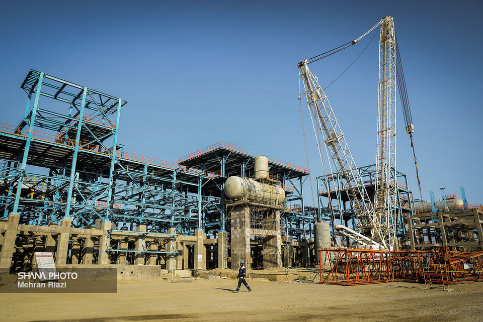 به گزارش خبرانرژی به نقل از شانا، موقعیت راهبردی و دسترسی منطقه مکران به دریای عمان و آب‌های آزاد بین‌المللی سبب انتخاب این منطقه به‌عنوان سومین قطب پتروشیمی ایران پس از قطب‌های منطقه ویژه اقتصادی انرژی پارس (عسلویه) و منطقه ویژه اقتصادی پتروشیمی (ماهشهر) شده است تا با توسعه صنعت پتروشیمی در این منطقه، افزون بر درآمدزایی و رشد اقتصادی، شاهد افزایش رونق و اشتغال‌زایی در جامعه محلی باشیم.