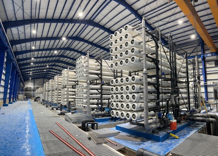 به گزارش خبرانرژی به نقل از خبرنگار مهر، هفته گذشته بزرگترین آب شیرین کن فراساحلی بعد از سال‌ها به بهره داری رسید؛ آب شیرین کنی که می‌تواند مشکلی از آب سیستان و بلوچستان را رفع کند.