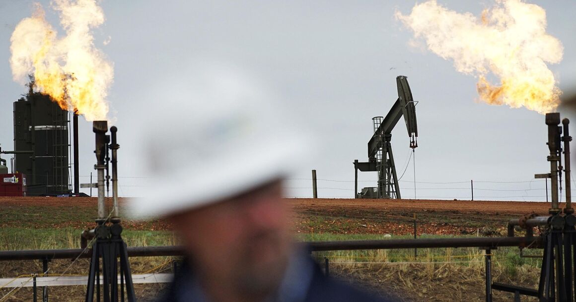 به گزارش خبرانرژی به نقل از خبرگزاری رویترز، شرکت بیکرهیوز در گزارشی اعلام کرد تعداد دکل‌های فعال نفت و گاز شرکت‌های انرژی آمریکا در هفته منتهی به ۲۸ ژوئن (جمعه، هشتم تیر) برای چهارمین هفته پیاپی کاهش یافت و به پایین‌ترین سطح از دسامبر ۲۰۲۱ تاکنون رسید.