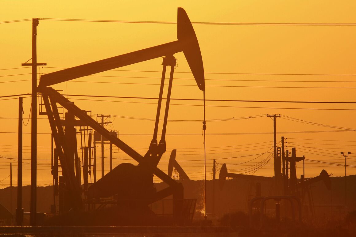 به گزارش خبرانرژی به نقل از خبرگزاری رویترز، شرکت بیکرهیوز در گزارشی اعلام کرد تعداد دکل‌های فعال نفت و گاز شرکت‌های انرژی آمریکا در هفته منتهی به ۱۴ ژوئن (جمعه، ۲۵ خرداد) به پایین‌ترین سطح از ژانویه ۲۰۲۲ تاکنون کاهش یافت.