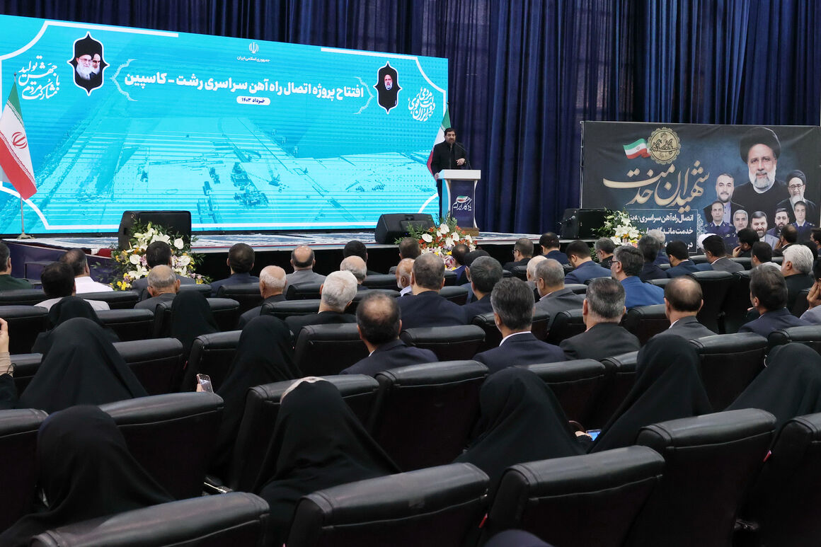 به گزارش خبرانرژی به نقل از پایگاه اطلاع‌رسانی ریاست جمهوری، محمد مخبر پیش از ظهر امروز (پنجشنبه، ۳۱ خرداد) در آیین بهره‌برداری از خط‌آهن رشت - کاسپین که این بندر را به راه‌آهن سراسری متصل می‌کند، درباره مسائل مطرح شده در روزهای اخیر از جمله مسئله فروش نفت تاکید کرد: بگذارید هر کس هر چه می‌خواهد بگوید، اما واقعیت این است که ظرفیت فروش نفت کشور در زمان آغاز فعالیت دولت مردمی کمتر از ۳۰۰ هزار بشکه در روز بود، اما شهید رئیسی با تشخیص دقیق و پیگیری مجدانه در مدت کمتر از یکسال و نیم، این ظرفیت را به حدود یک میلیون و ۸۰۰ هزار بشکه در روز رساند و کشور را از تنگنای شدید منابع که با آن روبه‌رو بود، نجات داد.