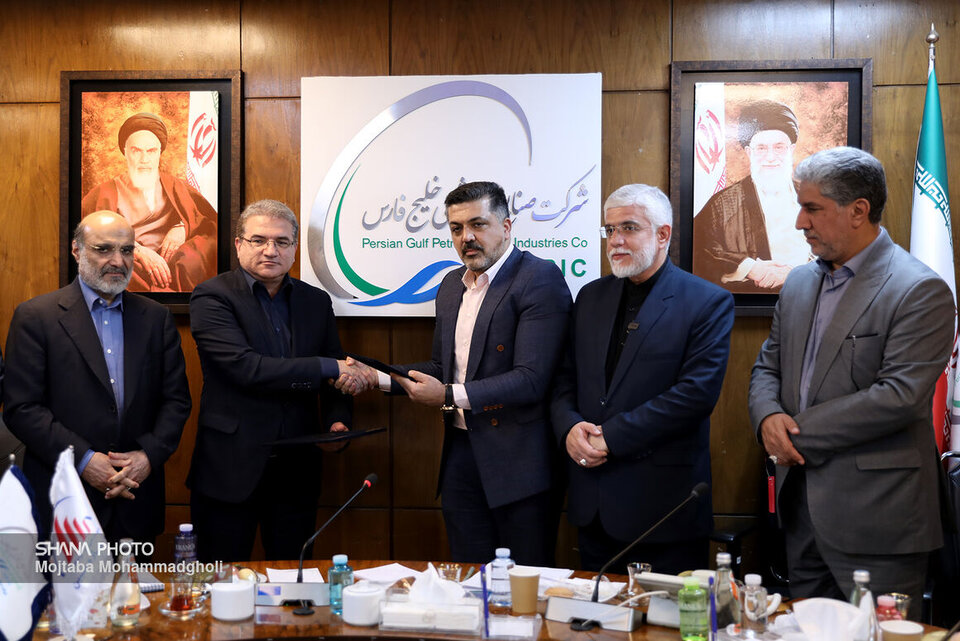 به گزارش خبرانرژی به نقل از خبرنگار شانا، قرارداد پیمانکار EPCC (مهندسی و طراحی، تأمین و تدارکات، ساخت و اجرا و راه‌اندازی) طرح پتروشیمی گلستان امروز (یکشنبه، سوم تیر) با حضور عبدالعلی علی‌عسکری، مدیرعامل شرکت صنایع پتروشیمی خلیج فارس، علی‌محمد زنگانه، استاندار گلستان و رمضانعلی سنگدوینی، نماینده مجلس شورای اسلامی به امضای محمدرضا یزدانی کاشانی، مدیرعامل شرکت صنایع پتروشیمی گلستان و غلامرضا حمیدی، نایب رئیس هیئت مدیره شرکت مهندسی توسعه پتروسازه مبین رسید.