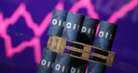 به گزارش خبرانرژی به نقل از سنگاپور، در حالی که بازارهای جهانی نفت خام در حال کنار آمدن با تصمیم اعضای ائتلاف اوپک‌پلاس برای افزایش عرضه در اواخر سال ۲۰۲۴ هستند و همزمان افزایش ذخیره‌سازی‌های نفت خام و فرآورده‌های نفتی آمریکا، قیمت نفت در معاملات روز چهارشنبه (۱۶ خردادماه) به پایین‌ترین حد در چهار ماه اخیر رسید.