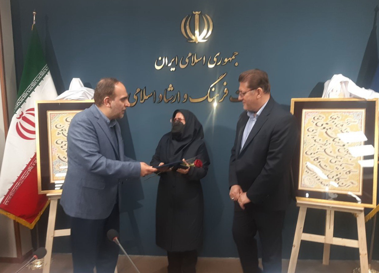 به گزارش خبرانرژی به نقل از گویای خبر، مریم زارع رییس گروه فرهنگ عمومی و کارشناس مسوول نام‌گذاری روزها و مناسبت‌های تقویم رسمی کشور در حاشیه جلسه ۸۲۰ شورای فرهنگ عمومی کشور در سال جاری که با حضور وزیر فرهنگ و رییس شورای فرهنگ عمومی کشور و ۳۲ عضو این شورا برگزار شده بود، به عنوان «مادر تقویم ایران» موفق به دریافت لوح تقدیر از دکتر محمد مهدی اسماعیلی وزیر فرهنگ و هم‌چنین دکتر سید مجید امامی دبیر وقت شورای فرهنگ عمومی کشور شد.