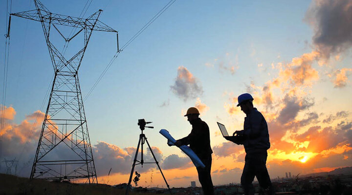 به گزارش خبرانرژی به نقل از خبرگزاری مهر، محسنی معاون راهبری شبکه برق کشور گفت: با توجه به افزایش دما از ابتدای هفته قبل مصرف برق با ۸ درصد افزایش نسبت به سال گذشته از مرز ۷۰ هزار مگاوات عبور کرد. پیش‌بینی‌ها حاکی از افزایش دما از شنبه تا چهارشنبه هفته آینده و افزایش مصرف برق در کشور است.