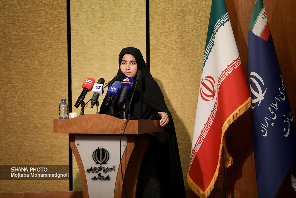 به گزارش خبرانرژی به نقل از خبرنگار شانا، سارا فلاحی امروز (یکشنبه، ۲۷ خرداد) در آیین امضای قراردادهای طرح توسعه و بهره‌برداری میدان‌های چنگوله و بندکرخه و خرید خدمات فرآورش نفت خام با سرمایه‌گذاری حدود ۲ میلیارد دلار، با بیان اینکه بدون‌شک اتفاق مثبت امروز در خاطر مردم ایلام خواهد ماند، بیان کرد: از وزیر نفت تشکر می‌کنم که برای بهره‌برداری از این طرح منتظر خارجی‌ها نماند و چنین پروژه‌ای را به‌ دست توانمند متخصصان داخلی سپرد.